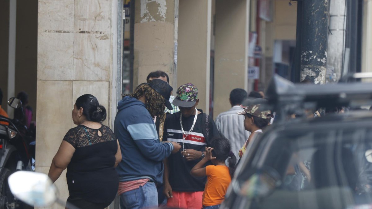 El cliente negocia con el avivato que hace pasar las joyas como verdaderas.