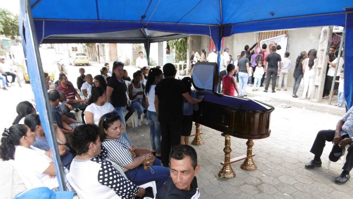 Familiares y amigos visitaron el velatorio de Danny Conforme Gómez la mañana de ayer.