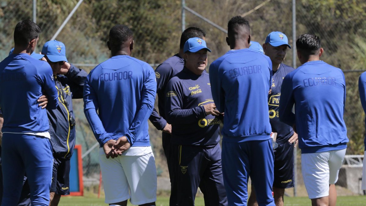 Hernan Darío Gómez dialoga con varios jugadores de la Selección.