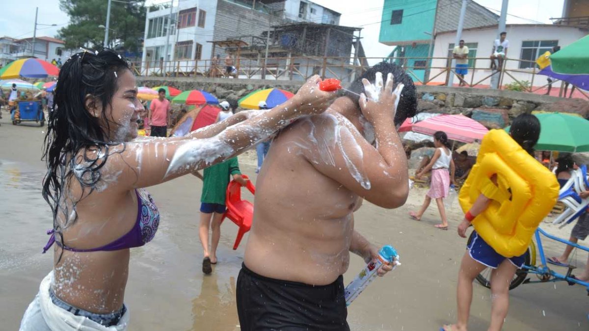 A diferencia de otros feriados, que se presentaron con lluvias y los visitantes optaron por abandonar las playas, esta vez fue diferente y la mayoría se mantuvo en la zona peninsular.