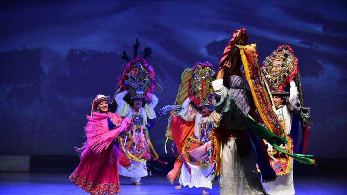 Virginia Rosero junto parte de su equipo de baile en un espectáculo.