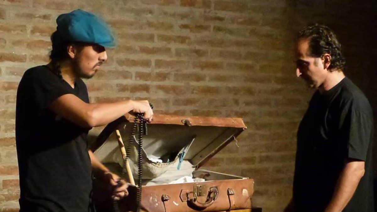 En las funciones el ambiente es sencillo con elementos básicos para la improvisación.