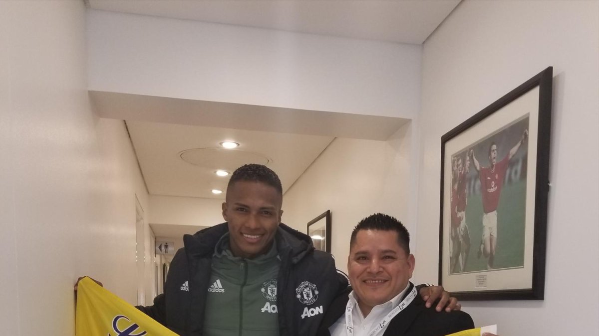 Minutos después del partido, Antonio Valencia se encontró con Álvaro Miranda, quien le regaló una bandera de Ecuador.