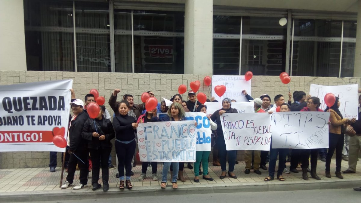 Simpatizantes de Franco Quezada llegaron hasta los exteriores del Tribunal Contecioso Administrativo de Loja, la mañana del lunes 9 de julio.