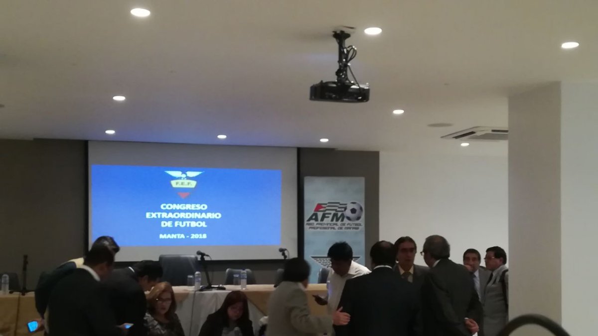 Presidentes de las asociaciones provinciales, entrando al salón donde se desarrollará el Congreso.