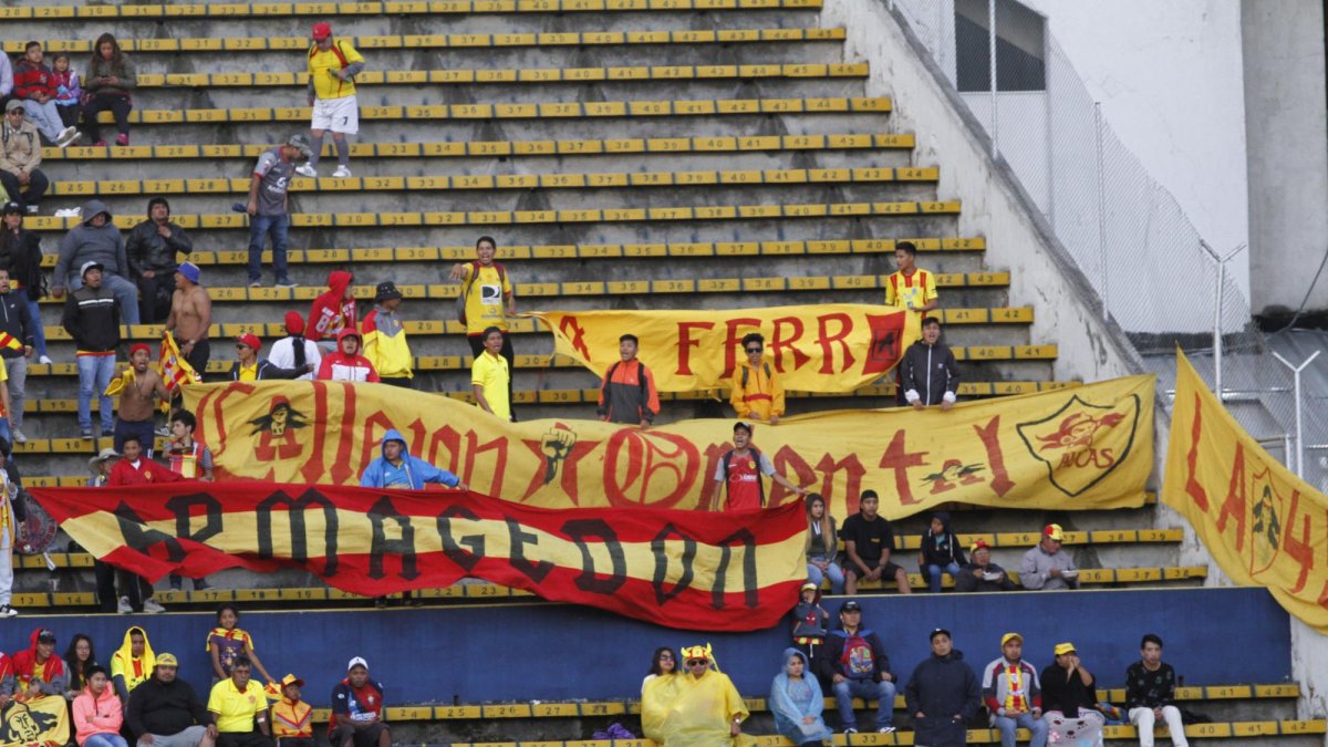 Los seguidores del Ídolo del Pueblo no perdían la esperanza desde los graderíos.