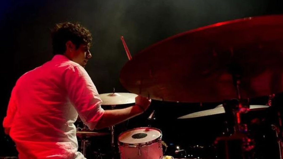 Óscar Chávez tocando la batería en el concierto de The Killers en Lima.