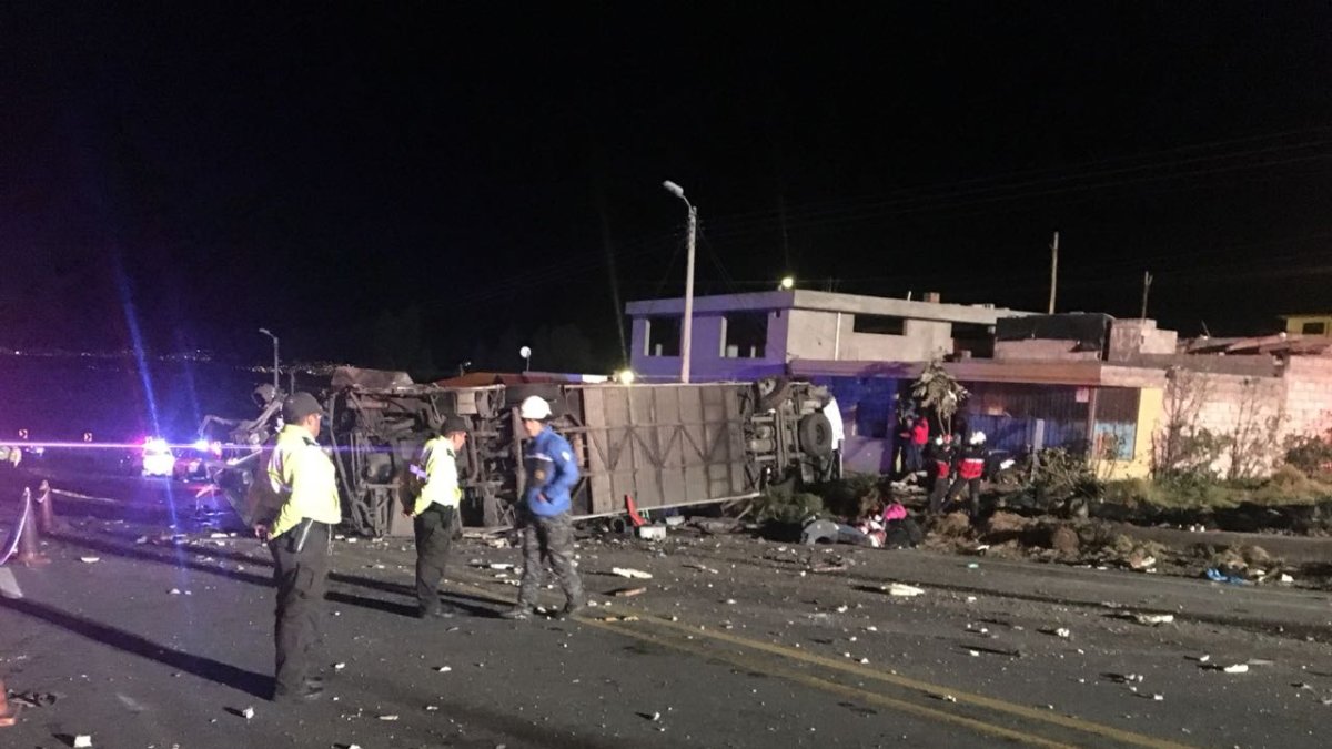Los restos del bus quedaron esparcidos sobre la calzada.