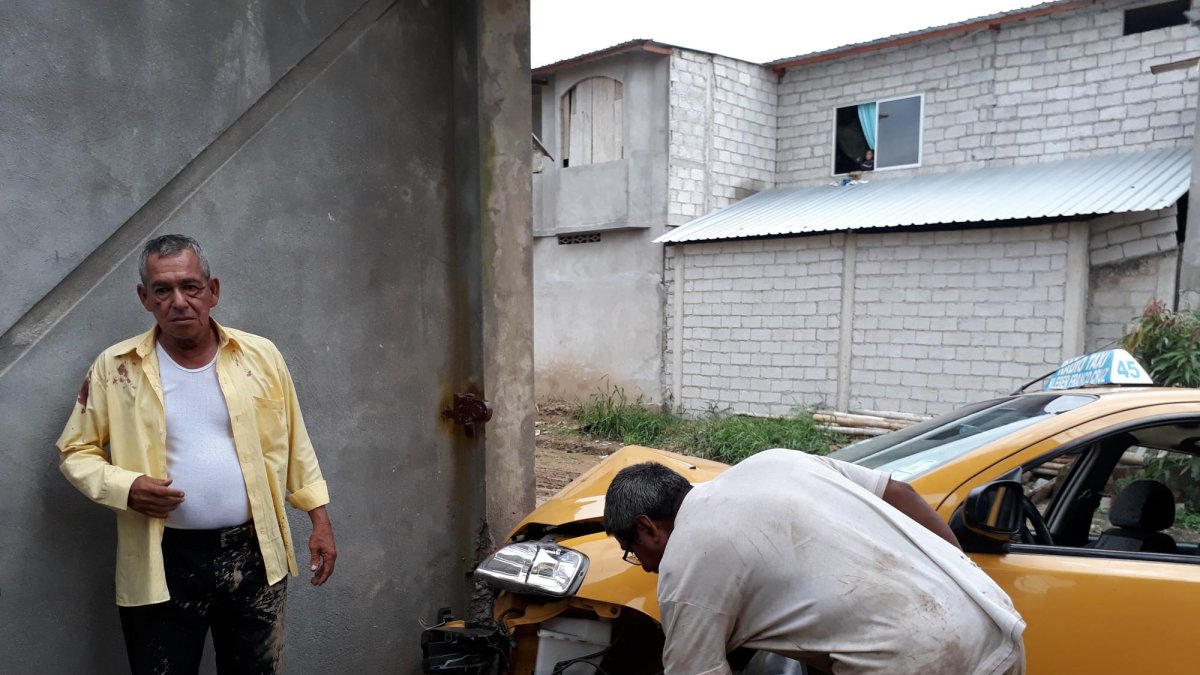 Producto del forcejeo con el antisocial, el taxista recibió varias punzadas en su cuerpo.