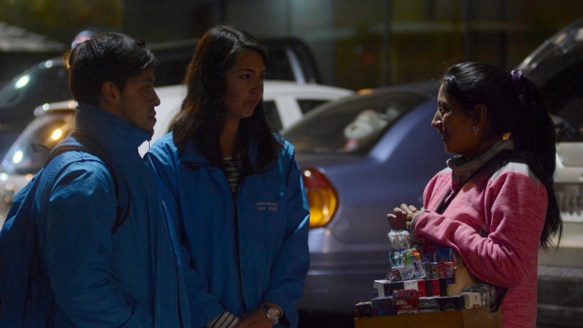 Los trabajadores del Patronato San José informan a los padres del servicio.