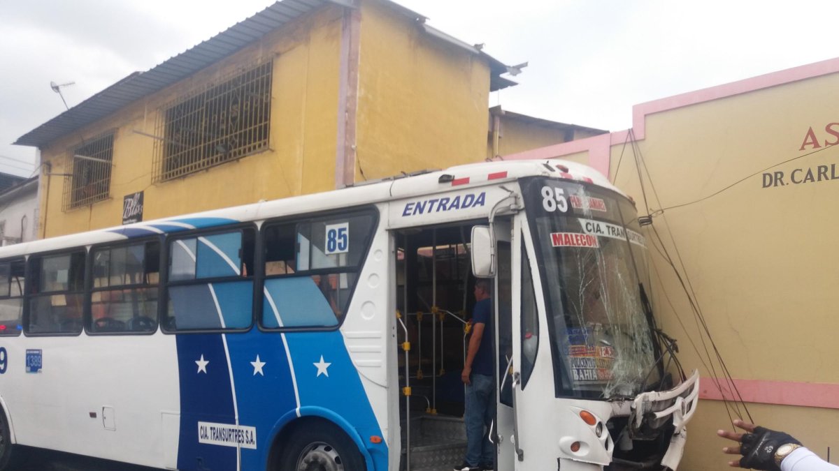El conductor del bus aparentemente sufrió un ataque cardíaco.