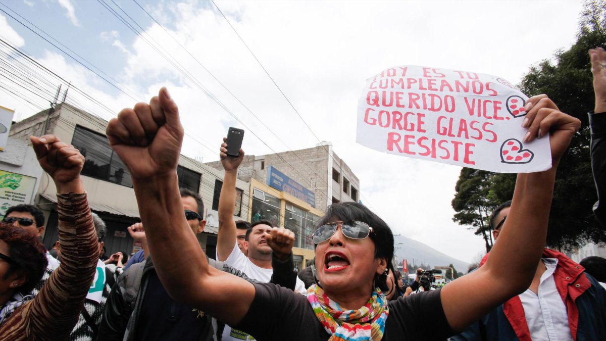 Los seguidores se acercaron hasta las afueras de donde permanece Glas.