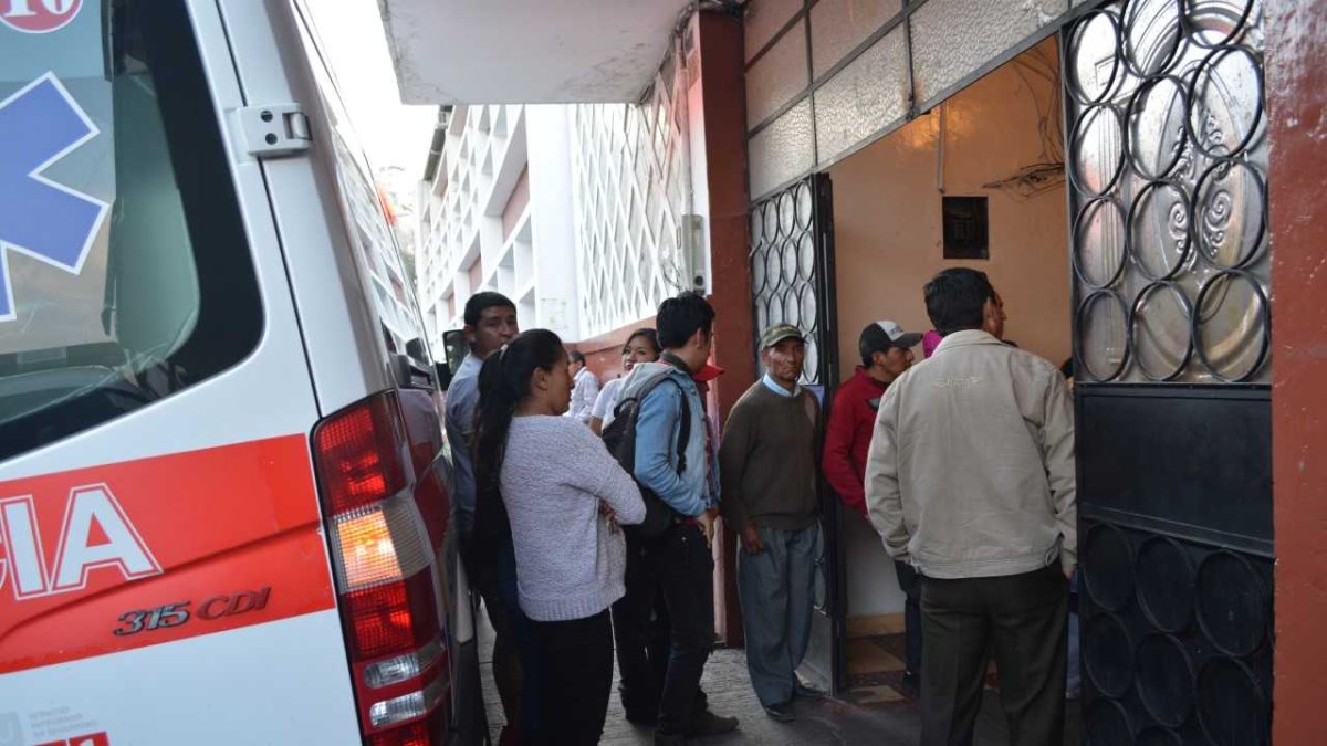 Paramédicos llegaron a la escuela y brindaron asistencia a los niños.