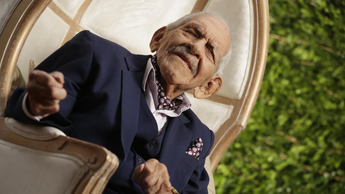 Se calcula que escribió 600 canciones.