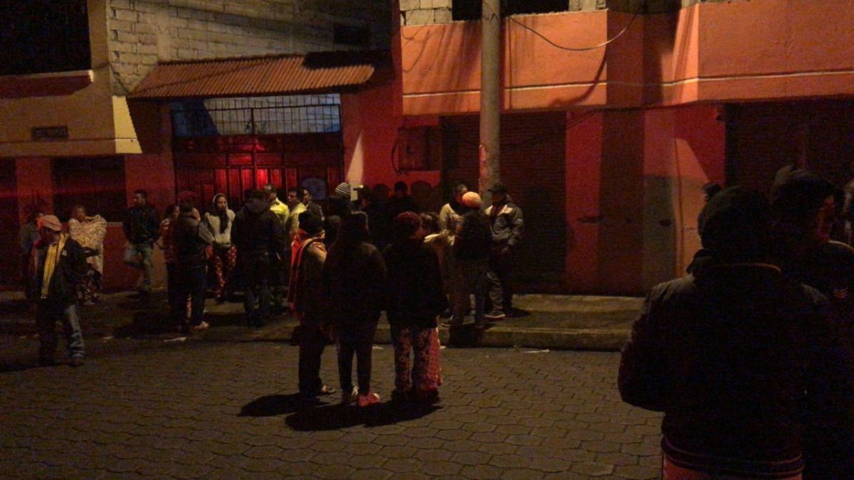 El pequeño fue encontrado en la terraza de una vivienda cercana a su residencia. La madre se acercó a la morgue para retirar el cadáver.