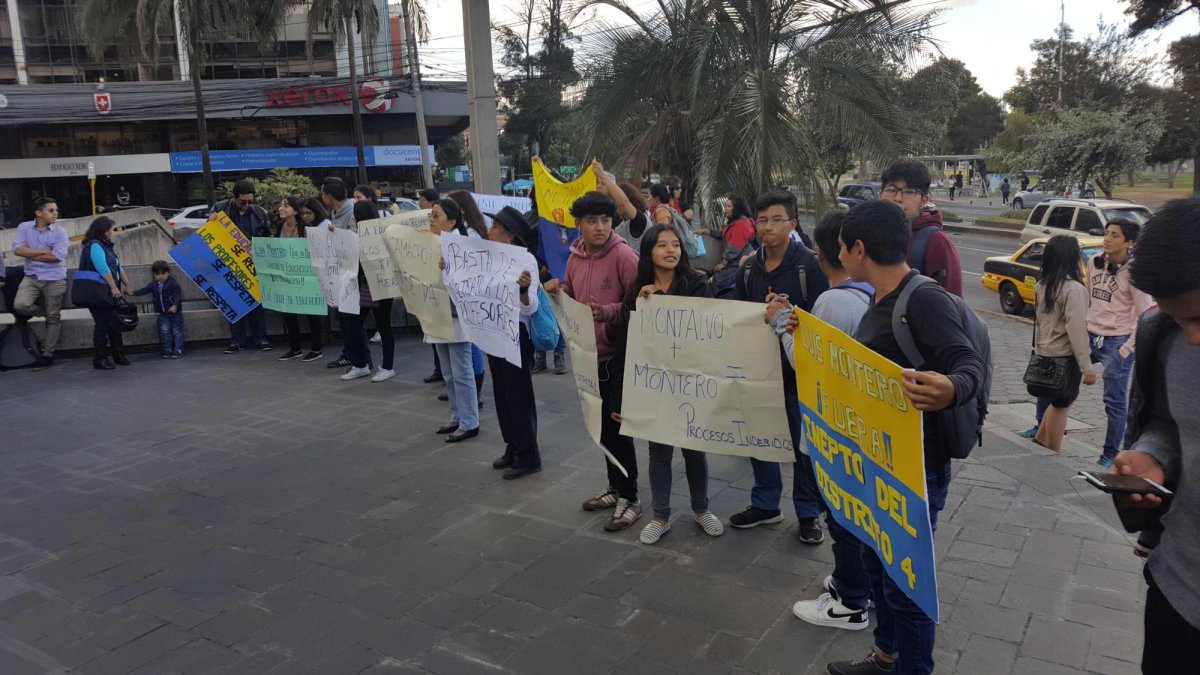 Con carteles y banderas los simpatizantes del maestro exigieron su reincorporación al plantel, en las afueras de la Subsecretaría de Educación.