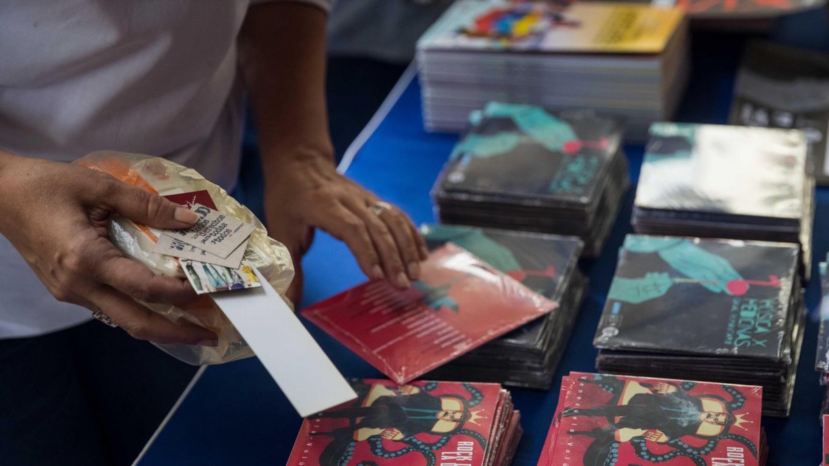 Un asistente observa discos compactos durante un intercambio por medicinas este sábado, 22 de julio de 2018, en Caracas.