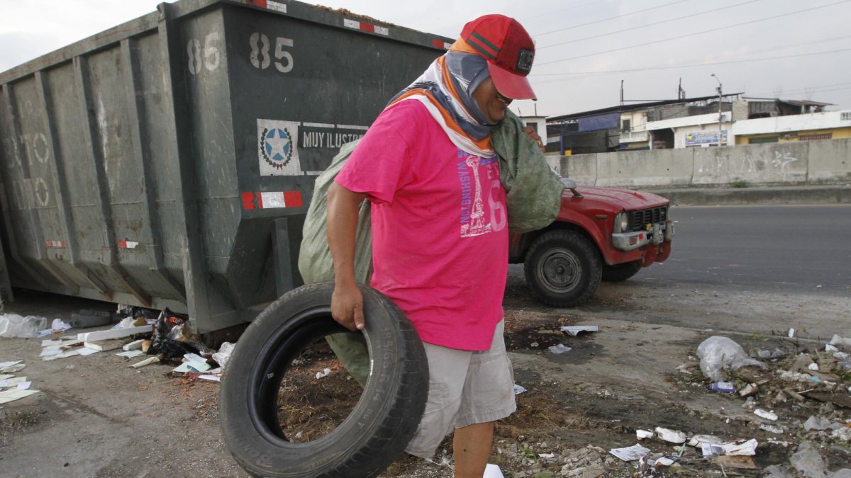 El periodista José Delgado se introdujo en la vida de los chamberos para conocer lo dura que es su existencia entre la basura.