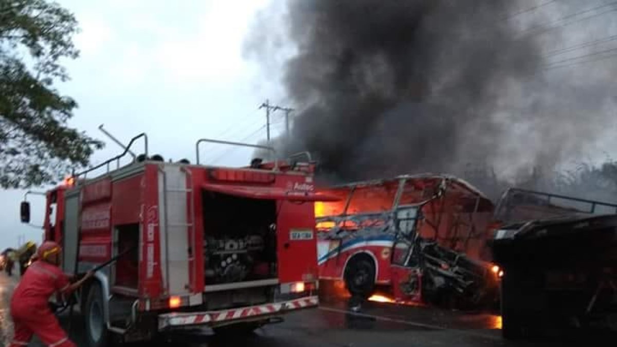 Producto de choque se ambos vehículos se incendiaron en el sitio.