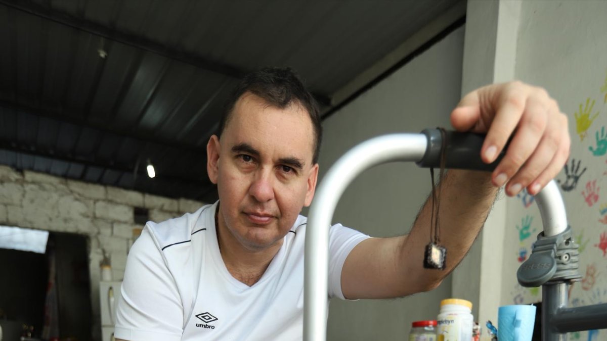 Para poder movilizarse Roberto Olingi utiliza una caminadora. En ella cuelga un cordón con la imagen de Jesús, regalo de una niña.