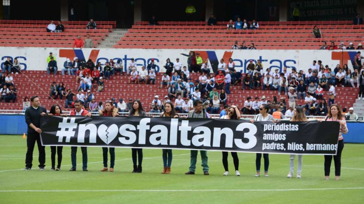 Fotógrafos recorrieron la cancha con un cartel que decía: “#Nosfaltan3 periodistas, padres, hijos, hermanos”.