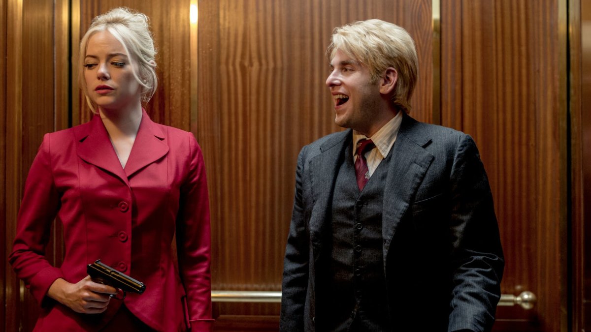 Stone interpreta a Annie Landsberg mientras Jonah Hill a Owen Milgrin, dos individuos con afecciones mentales.