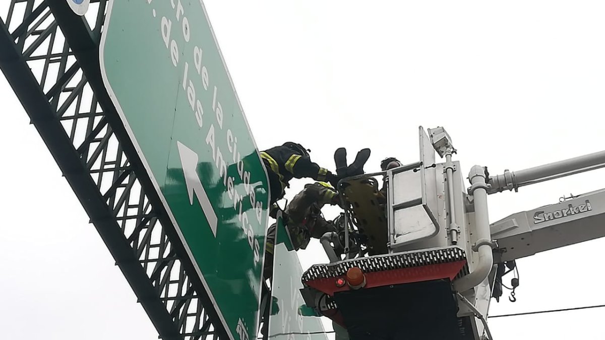 El hombre quedó herido tras la descarga eléctrica.
