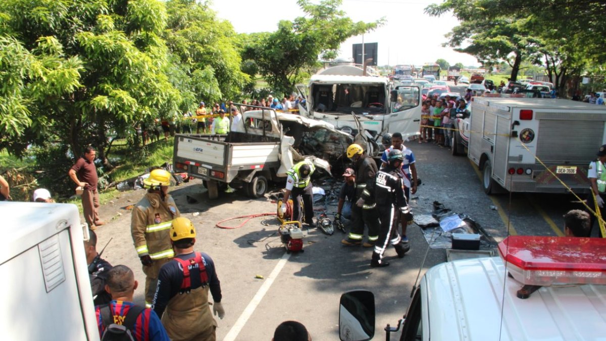 Paramédicos y personal de emergencia en el sitio del accidente.