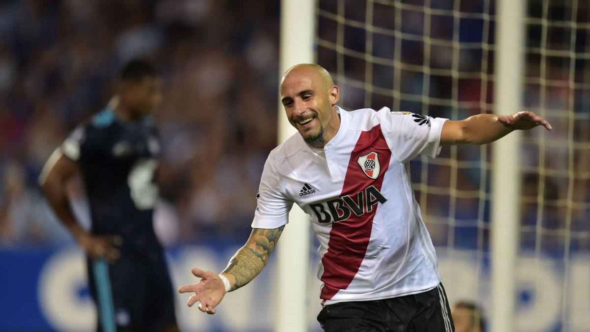 Javier Pinola celebrando su gol ante Emelec. Este tanto le dio los tres puntos a los argentinos