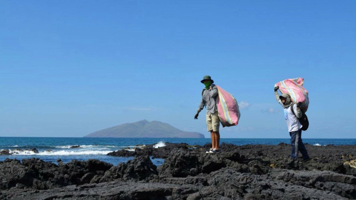 Recolectores de basura en la isla Galápagos.