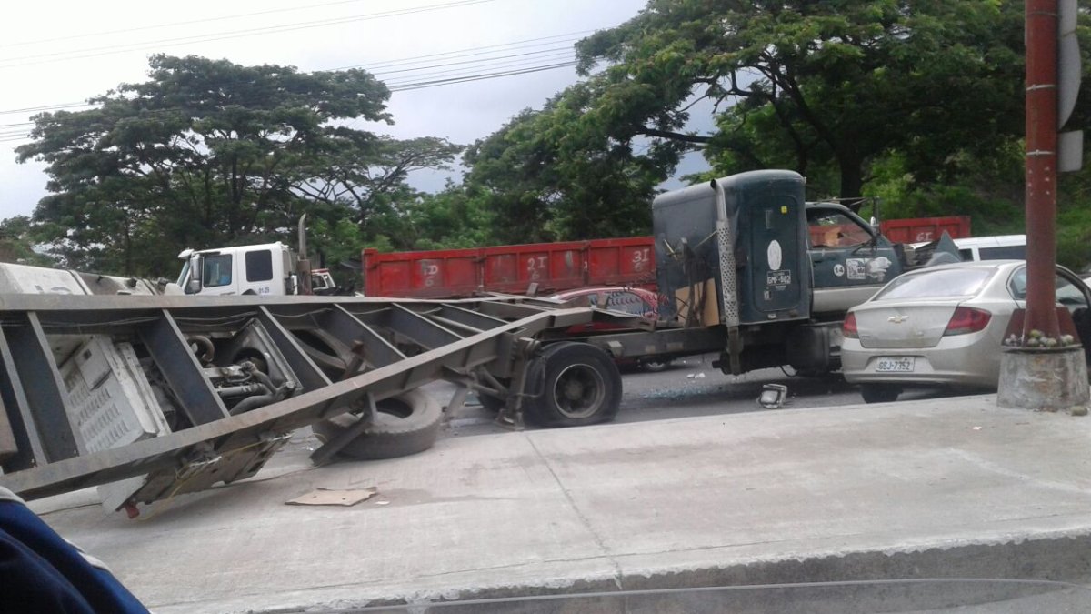 La carrocería quedó doblada parcialmente sobre el parterre.
