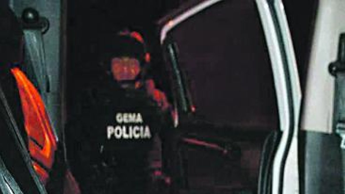 En la camioneta hallaron dinero, papeles y otros documentos.