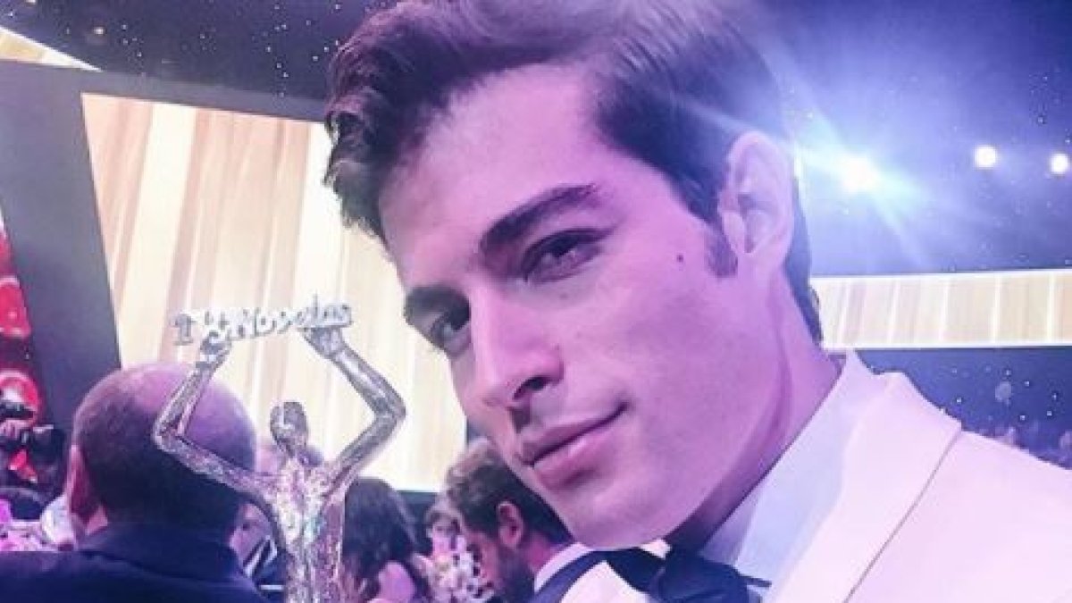 El guayaquileño Danilo Carrera, ahora ganador de un galardón de Premios Tv y Novelas, inició su carrera actoral en Miami, en la obra Crónicas Desquiciadas.