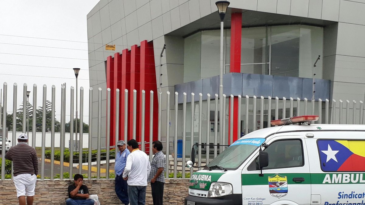 Familiares esperan la entrega del cuerpo.