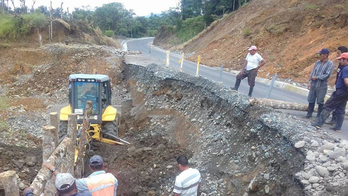 La vía esta parcialmente abierta al tráfico vehicular.