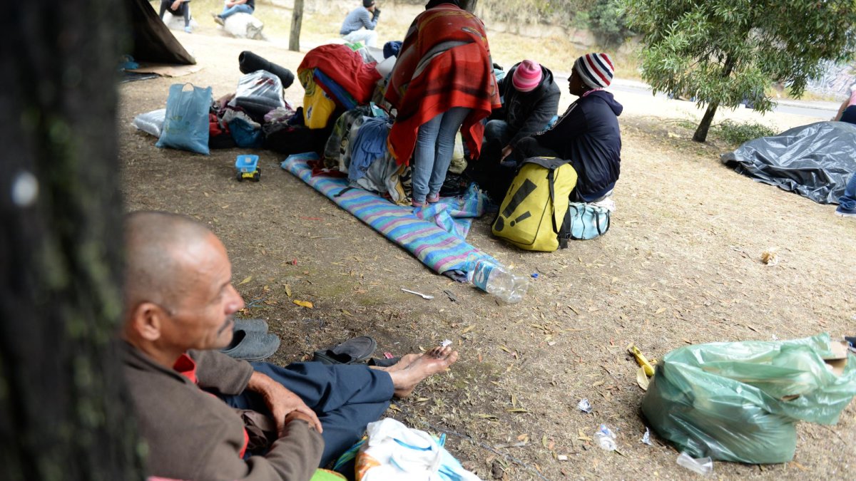 José debe tener sus pies al aire libre para que las heridas se sequen.