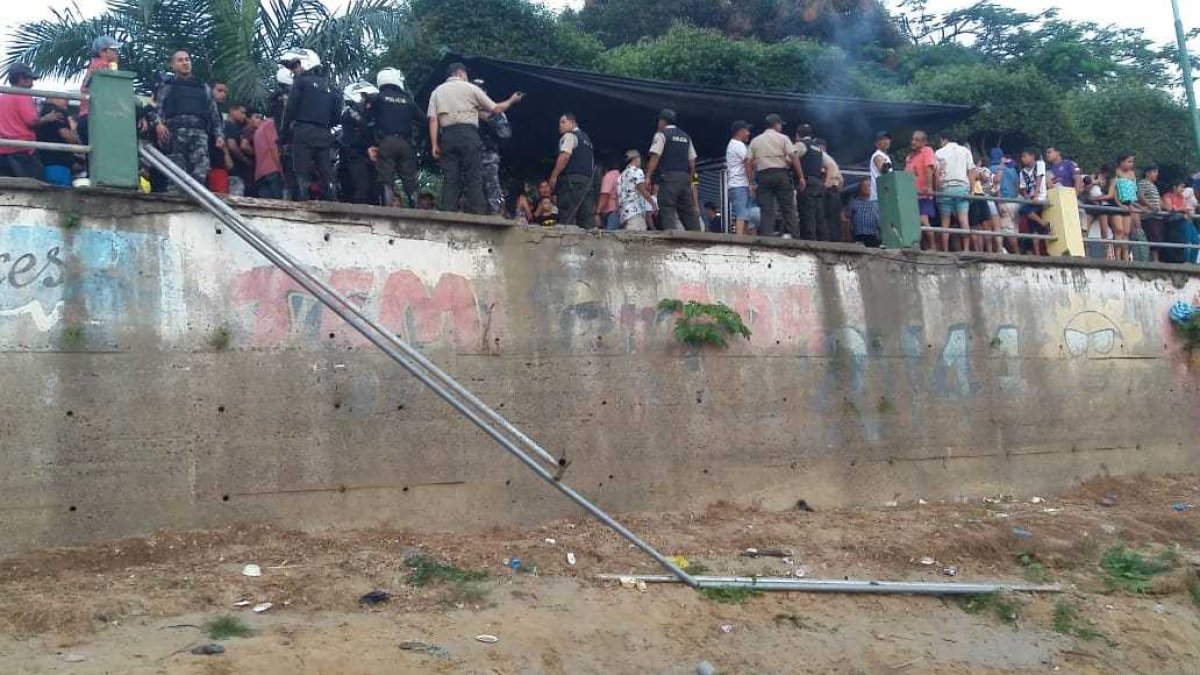 Las personas que estaba recostado en la baranda cayeron de unos tres metros de alto.