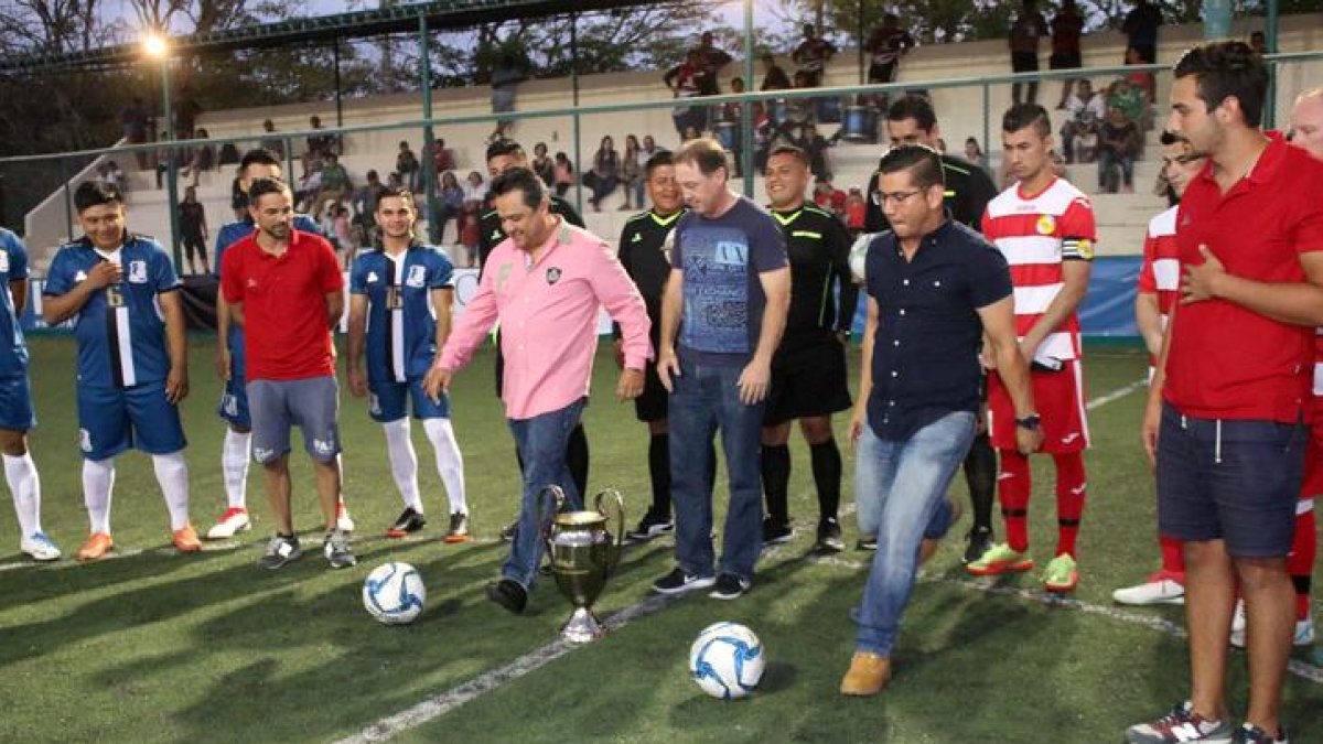 El exseleccionado nacional fue el invitado especial de la inauguración.