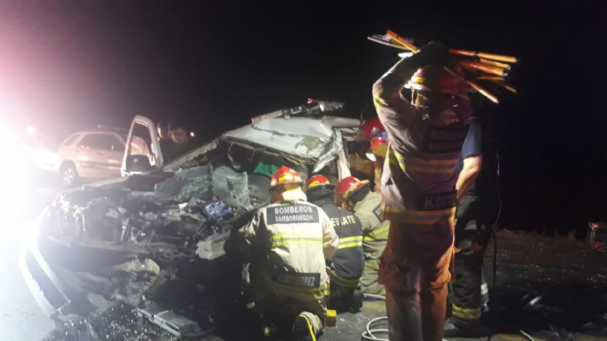El carro policial quedó destruido en su parte frontal.