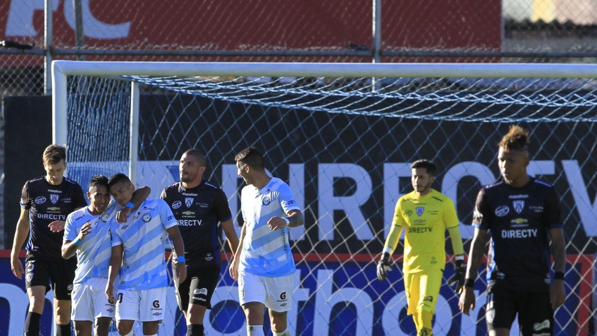 El partido válido por la cuarta fecha del Campeonato Nacional se desarrolló con un intenso sol la tarde de este 10 de marzo del 2018.