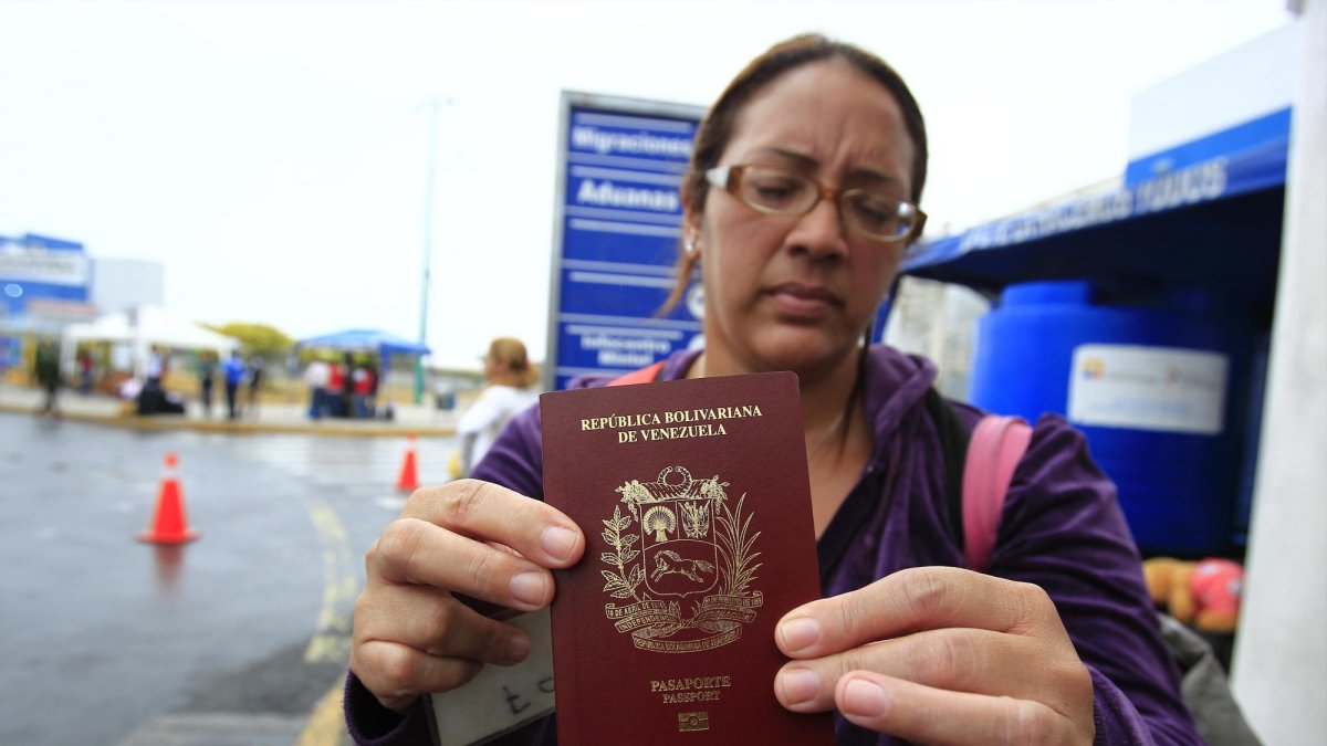 Hasta ahora los migrantes venezolanos cruzaban las fronteras de ambos países solo con la carta andina, pero el requisito del pasaporte ha dejado a muchos varados.