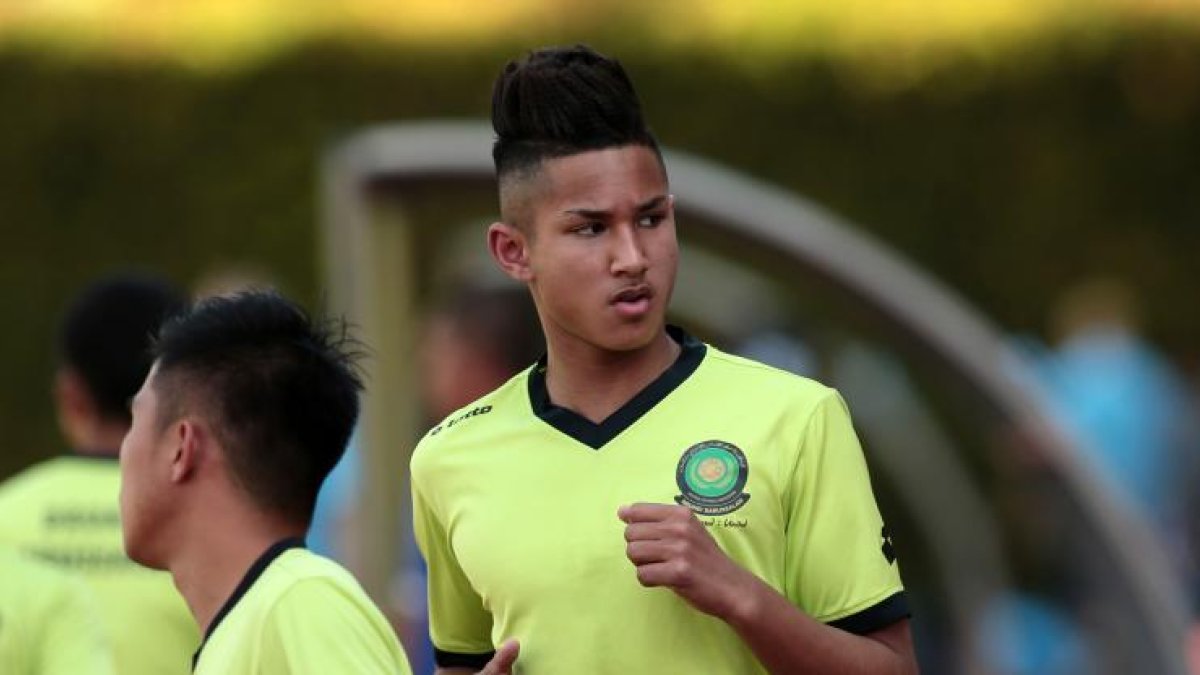 El jugador, de 19 años, se desempeña en la reserva del Leicester City de la Premier League de Inglaterra.