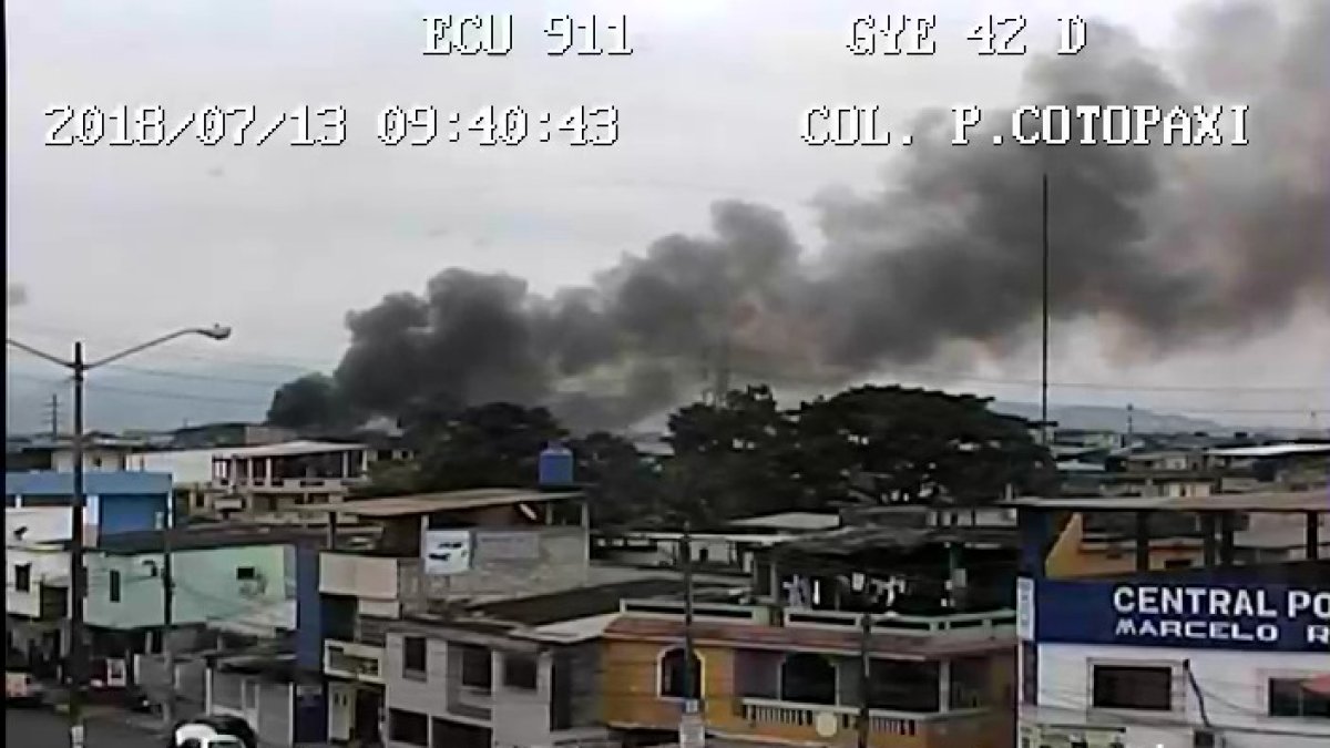 Cámaras de videovigilancia captaron la imagen de una columna de humo que se desprendía de una recicladora del sector.