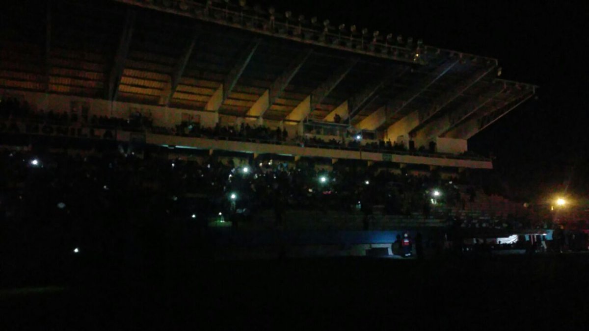 El estadio Jocay lucía en total oscuridad.