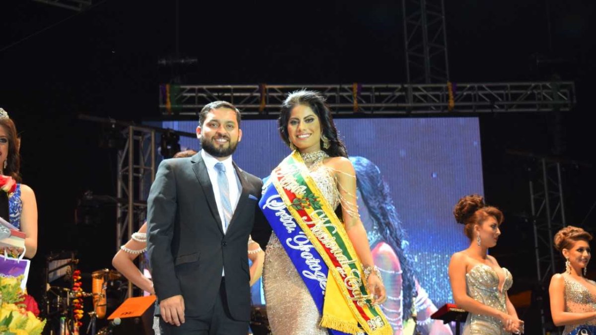 La nueva soberana luce su cinta.