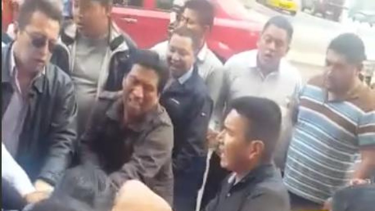 El hombre fue ‘salvado’ por uniformados que lo retiraron del lugar.