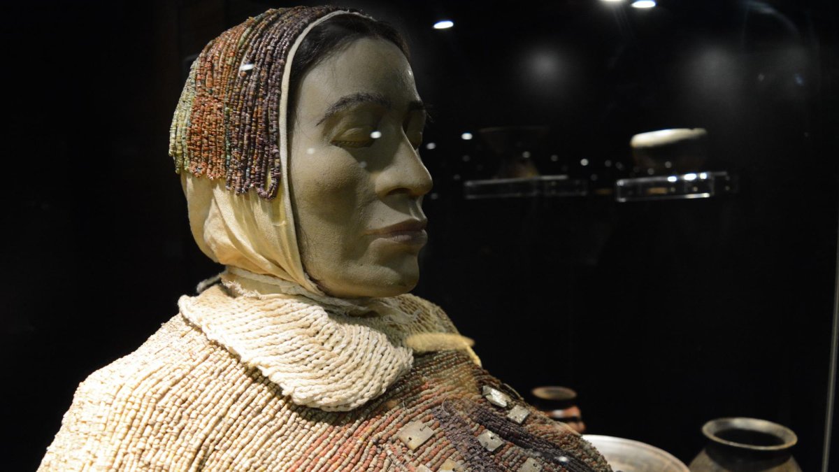 Reproducción de una tumba en el cementerio de La Florida. Los muertos se enterraban sentados.