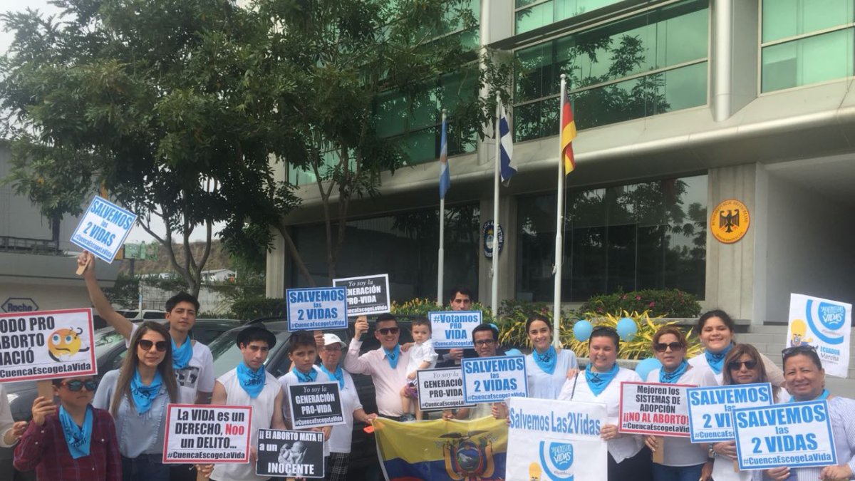 Cerca de 20 personas alzaron su voz frente al Consulado, en av. Las Monjas