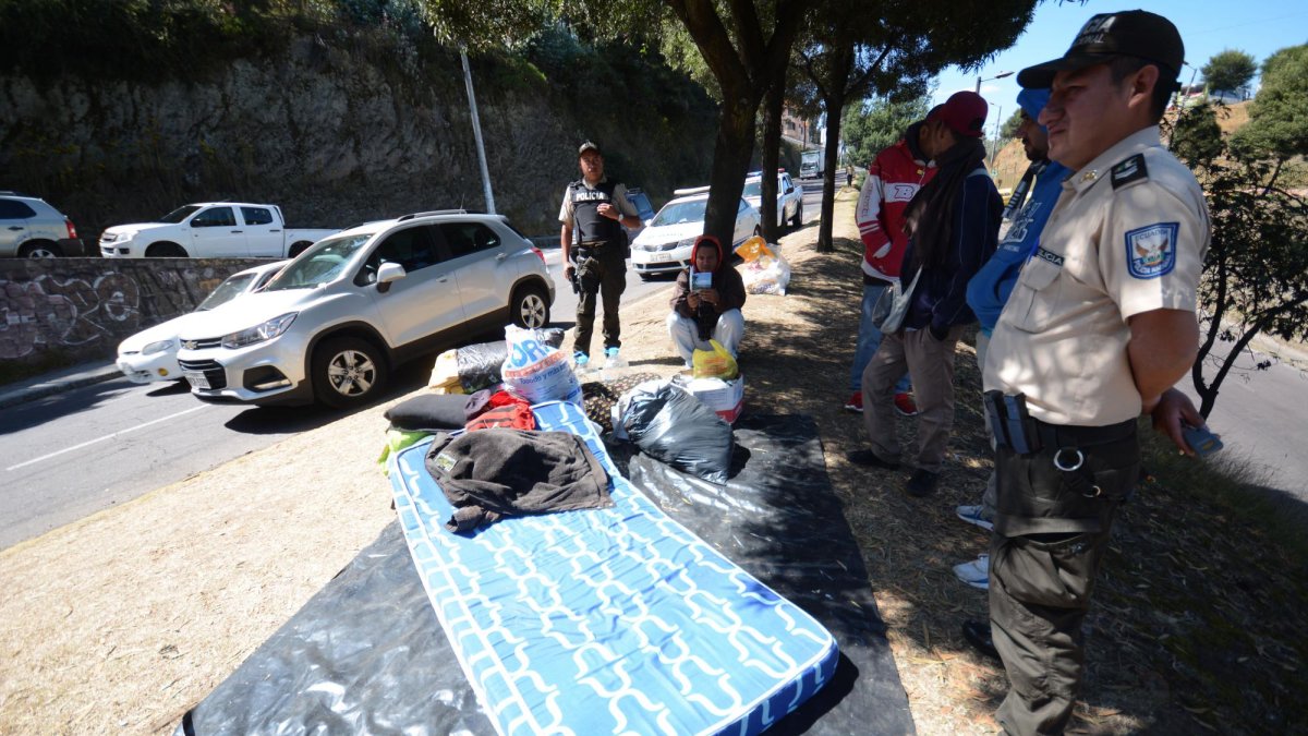 Agentes del distrito La Delicia hacen patrullaje constante en el asentamiento de personas venezolanas.