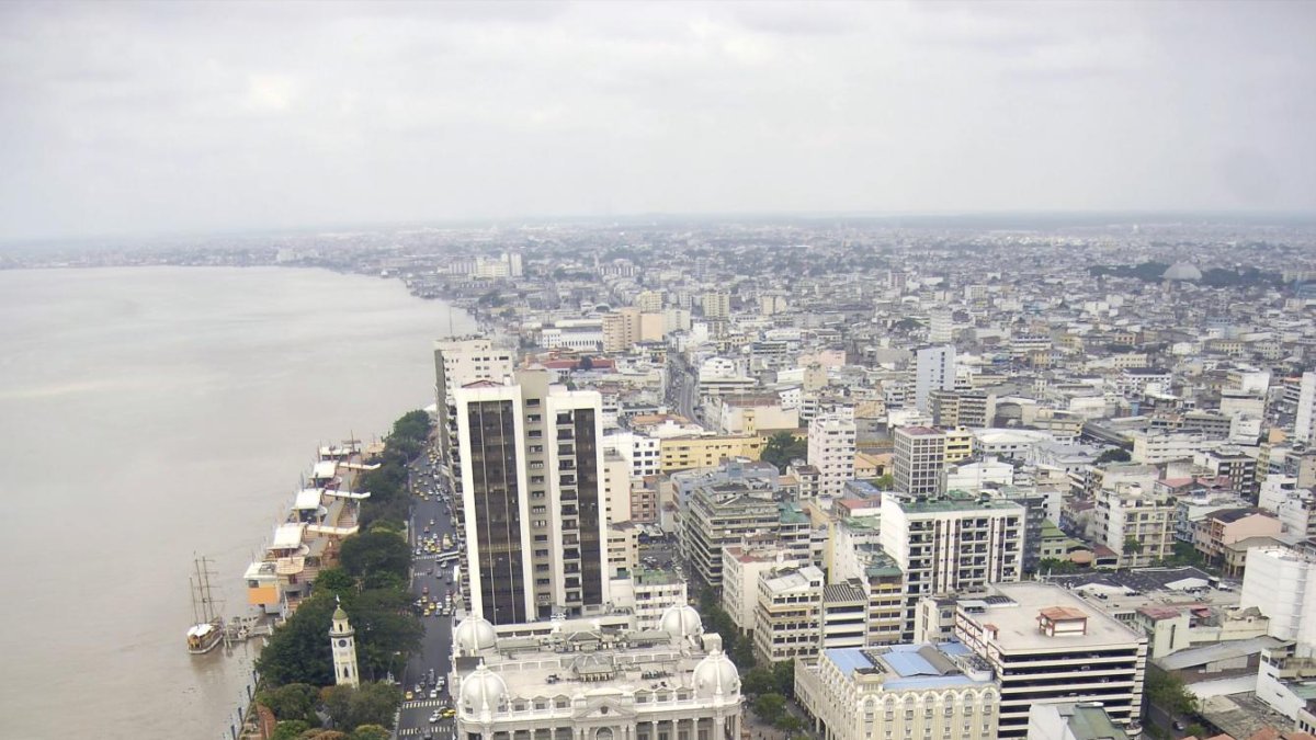 Los guayaquileños experimentan un clima más fresco debido a la llegada del verano.